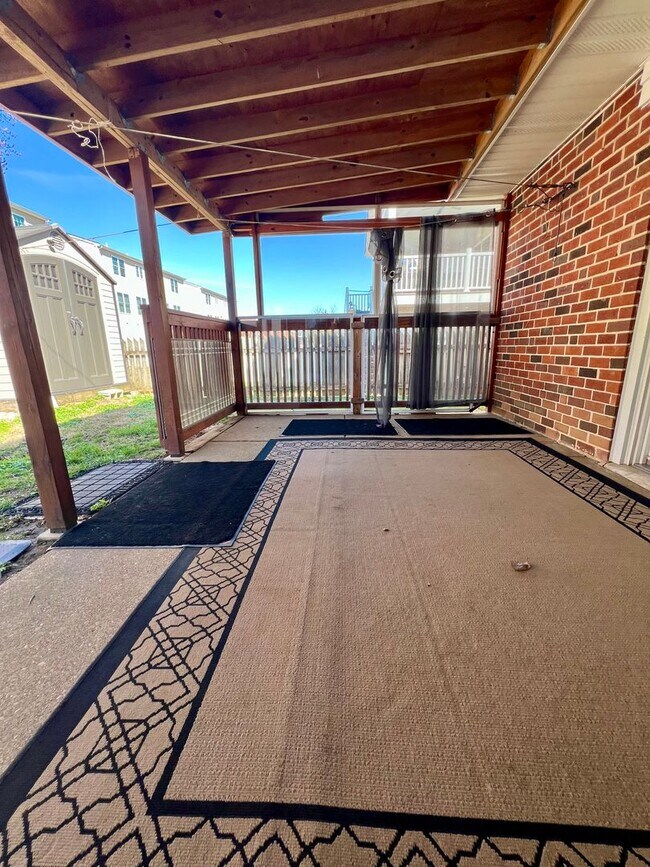 Building Photo - Gorgeous 4-Bedroom Townhome with One-Car Garage! Available NOW!