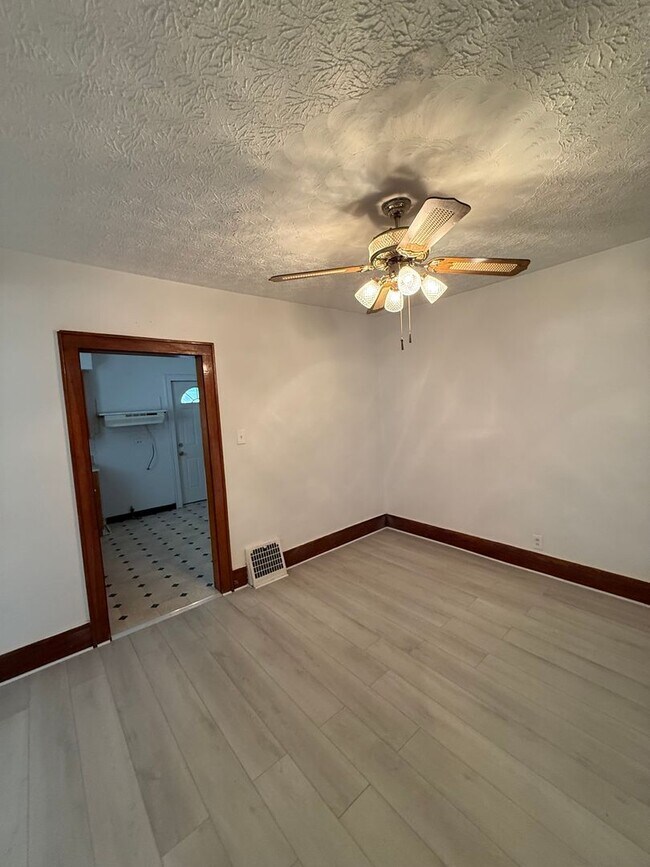 Building Photo - SECTION 8 AND EDEN ACCEPTED! Charming 2-Bedroom Home in the Heart of Akron!!