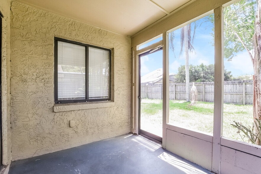 Building Photo - 1003 Vernon Loop