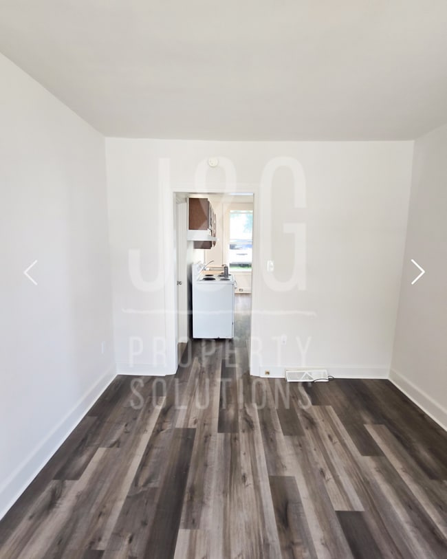 Building Photo - 2 Bed room