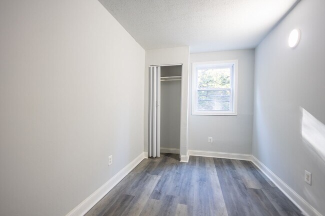 Building Photo - Amazing 3 BR/1 BA Apartment in Anacostia with 1 month free rent and 1 year of free parking!