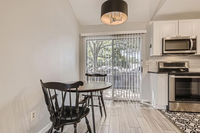 Building Photo - 1015 E Yager Ln