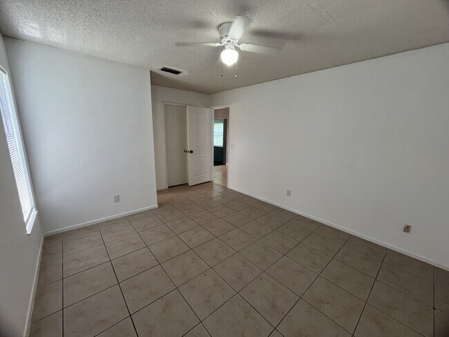 Building Photo - 7628 Rio Pinar Lakes Blvd