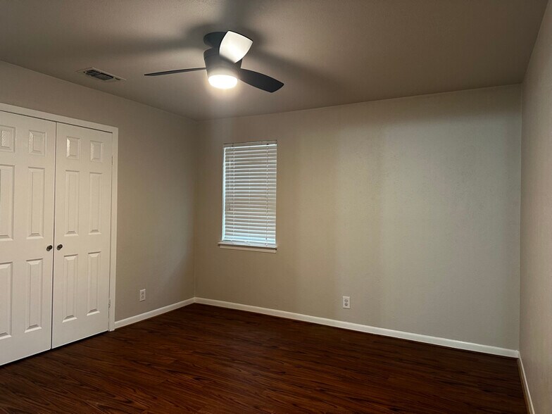 Building Photo - 557 NW Newton Dr