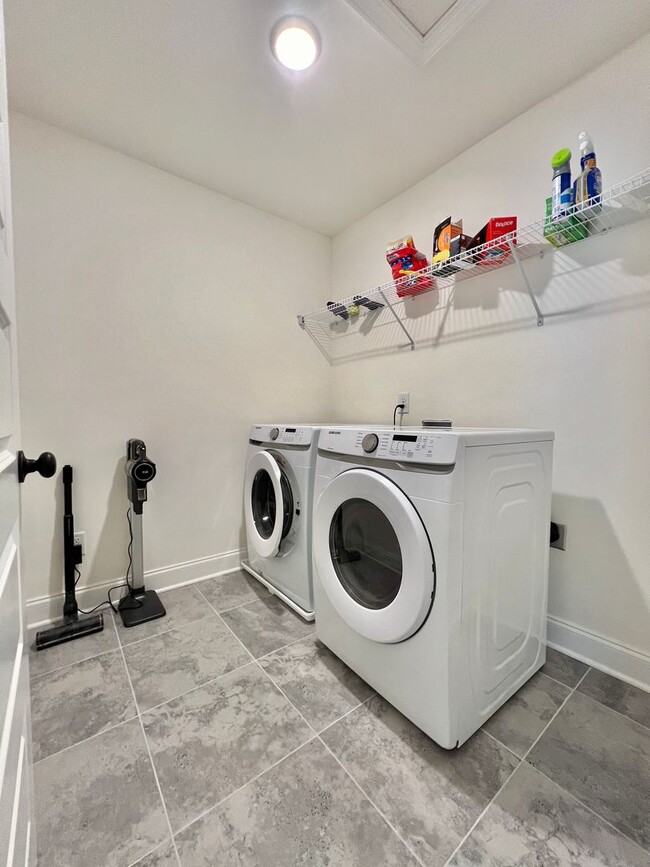 Building Photo - 3 Bed, 2.5 Bath Townhome w/ 1 Car Garage