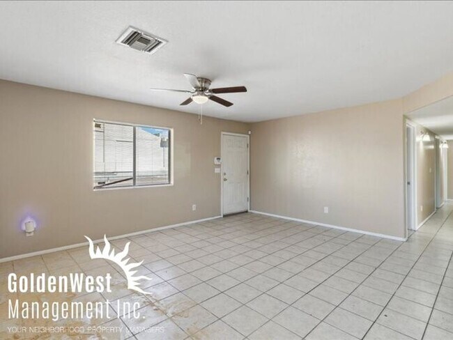 Building Photo - Spacious 4Bdm 2Ba Downtown Duplex