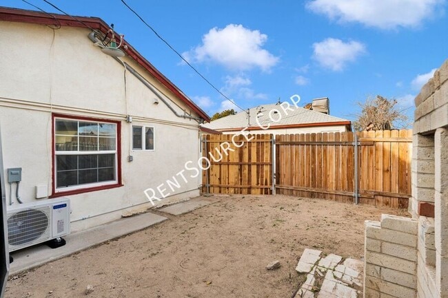 Building Photo - 1040-1042 Flora St