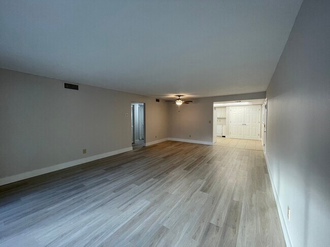 Building Photo - 1201 Solana Rd