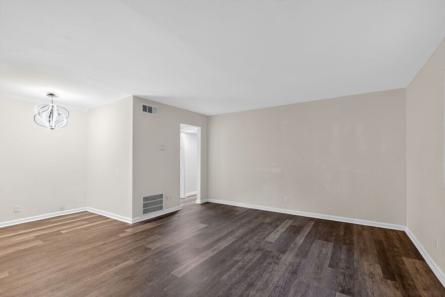 Building Photo - 2520 Peachwood Cir NE