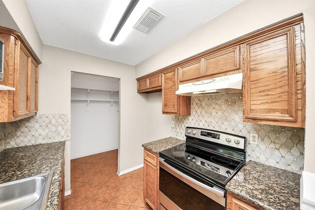 Building Photo - 12922 Grovemill Dr