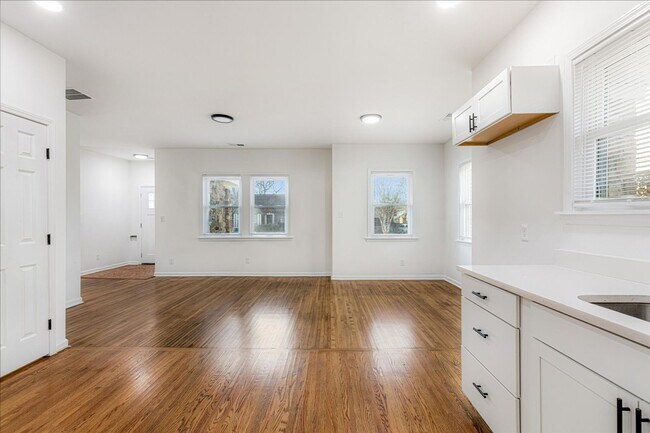 Building Photo - Live Stylishly. Live Comfortably. Live Memphis