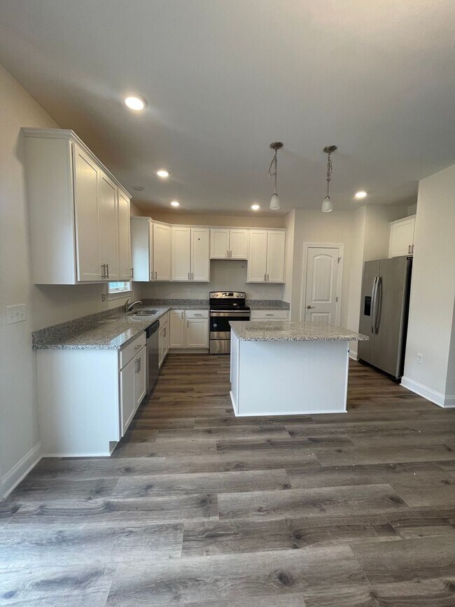 Building Photo - End Unit Townhouse for Rent