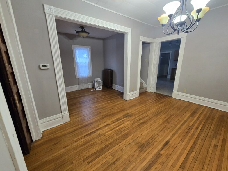 Building Photo - 994 Reaney Ave E