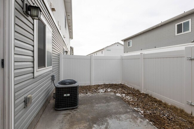 Building Photo - BEAUTIFUL 3 BED 2.5 BATH TOWNHOME IN SUGAR CITY