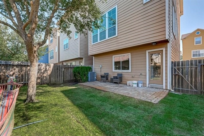 Building Photo - 3216 Clearview Cir