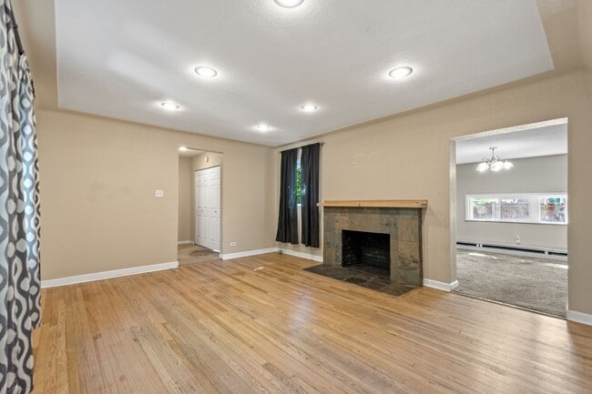 Building Photo - Fantastic Home in City Park North - Has it...