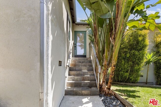Building Photo - 2320 Belleglade Ave