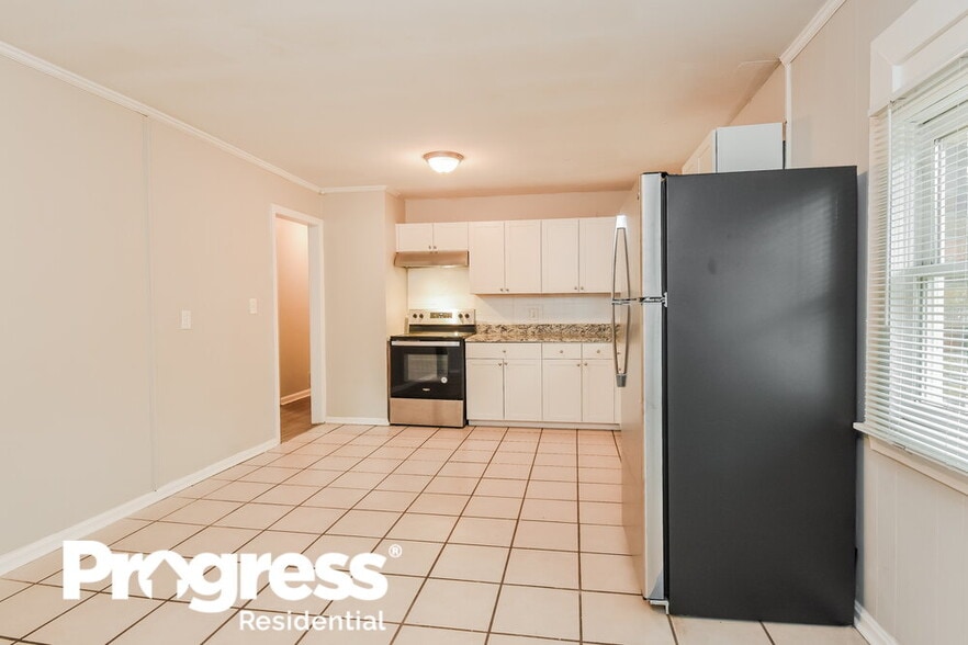 Building Photo - 643 Milford Dr SW