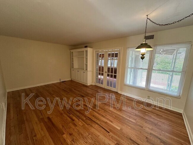 Building Photo - 2423 Brentwood Pl