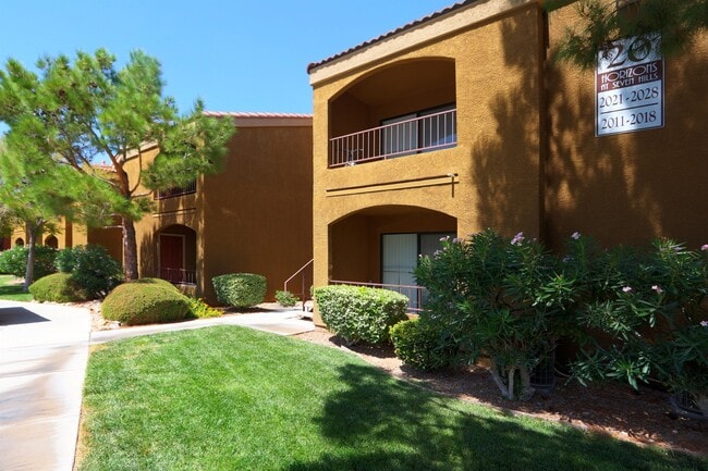 Building Photo - 950 Seven Hills Dr