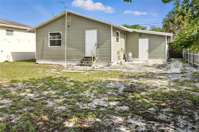 Building Photo - 3633 SW 12th Ct