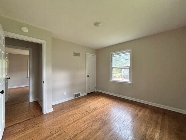 Building Photo - 3 Bed/ 1 Bath - Single Family Home