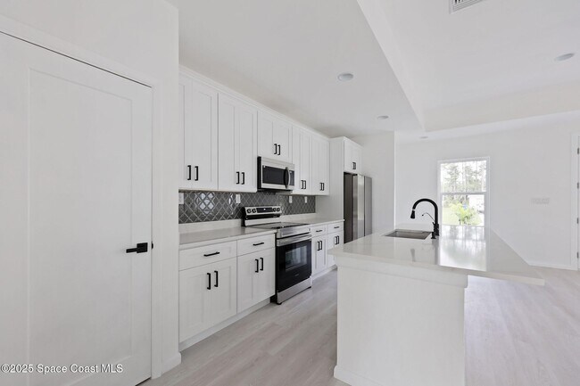 Building Photo - 746 Harriet Ave SW