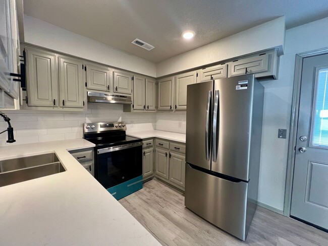 Building Photo - Beautifully Remodeled Duplex Available NOW!