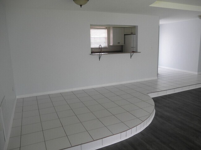 Building Photo - 1154 W Camino Real