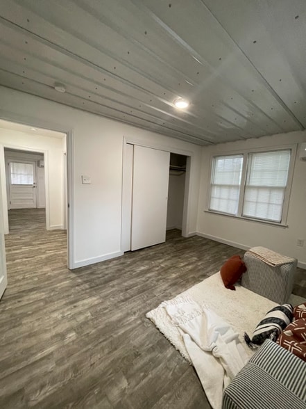 Building Photo - 410 W Maple St