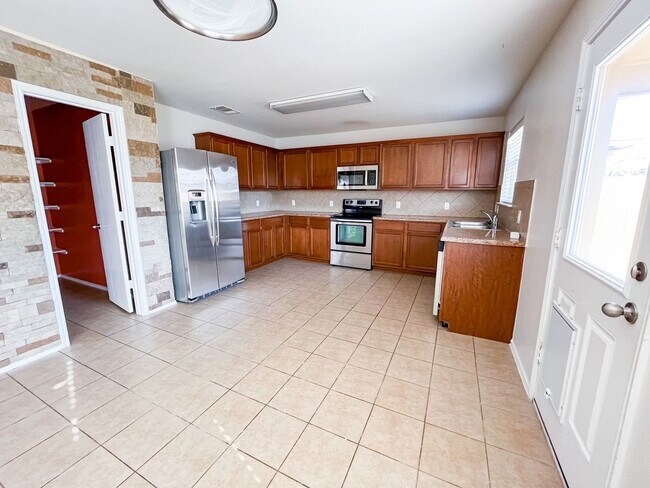 Building Photo - *PENDING* Spacious Home in Yowell Ranch