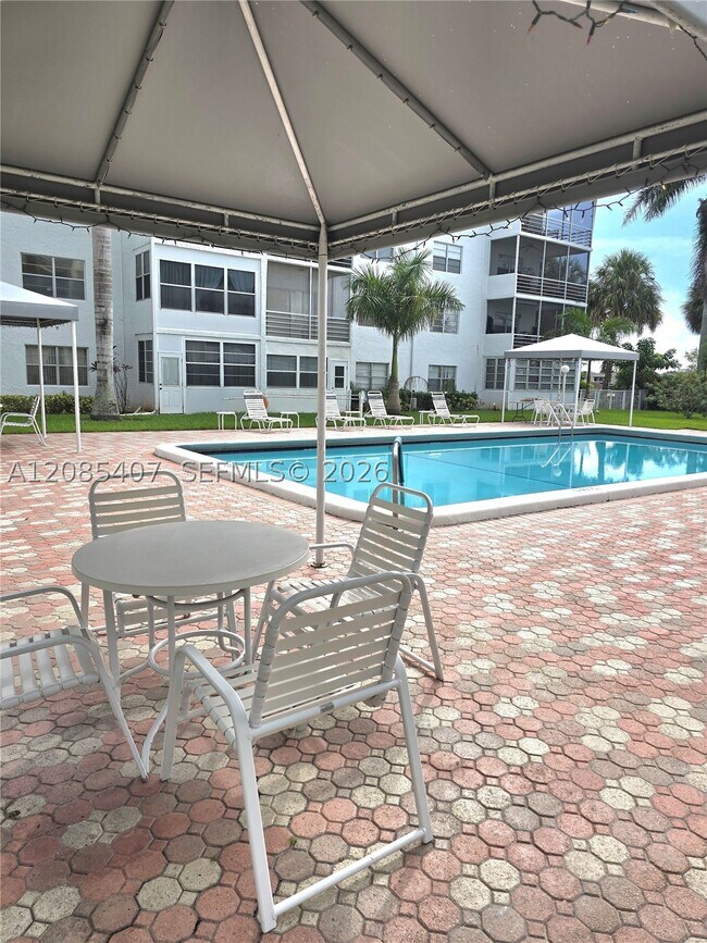 Building Photo - 108 Sunrise Lakes Blvd
