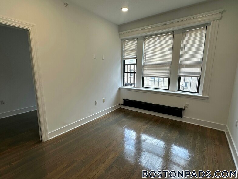 Building Photo - 11 Queensberry St