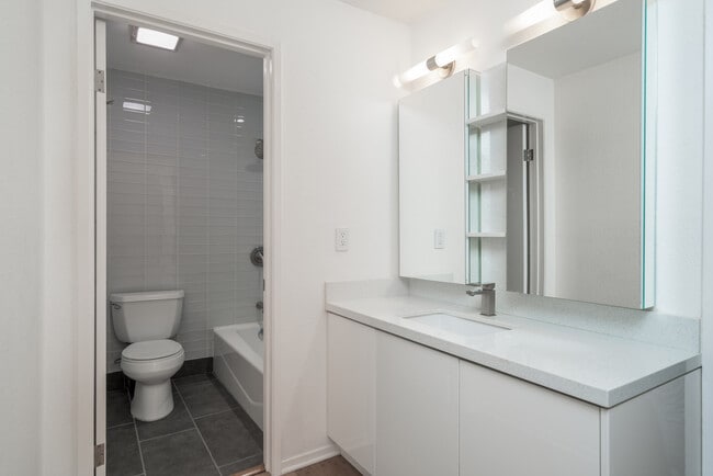 Building Photo - Beautiful Del Mar Condo  Beach Living in D...