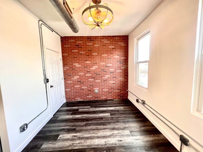 Building Photo - Beaver - Luxury 2 Bedroom, 1 Bathroom, located in downtown shopping district.