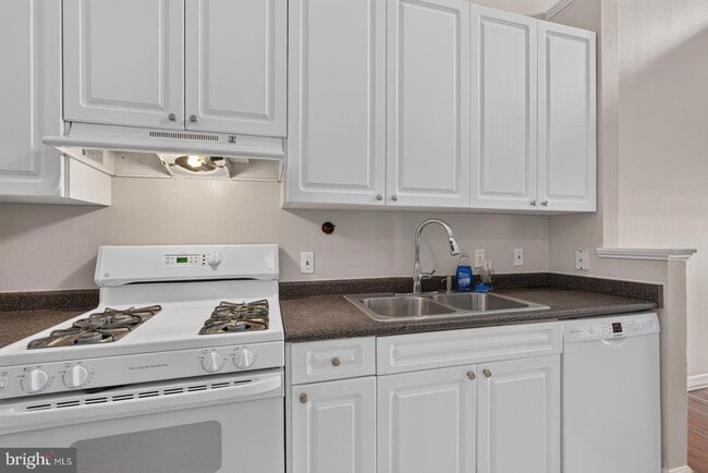 Building Photo - 501 Hungerford Dr