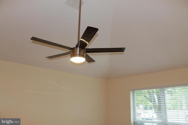 Building Photo - 5091 Beech Ct