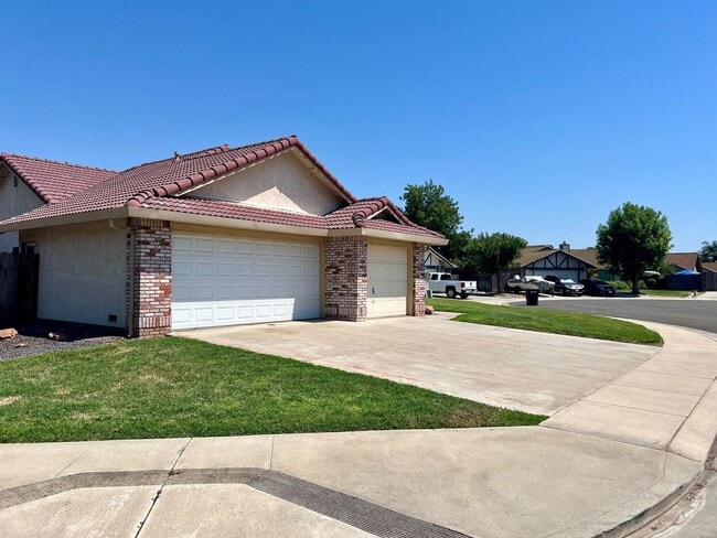 Building Photo - Single story with 3 car garage!