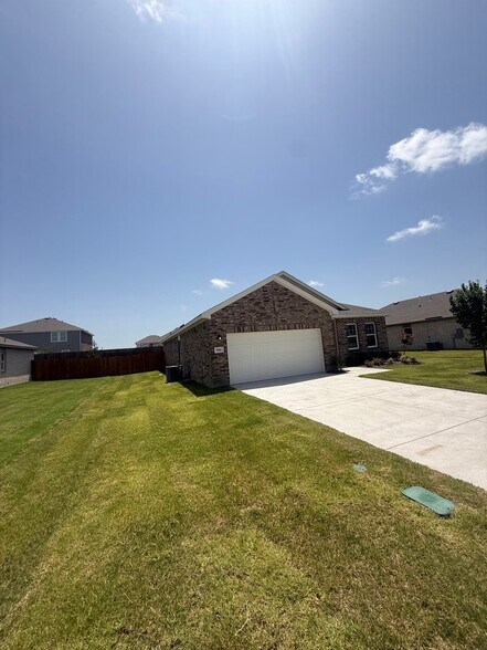 Building Photo - 906 Independence Trl