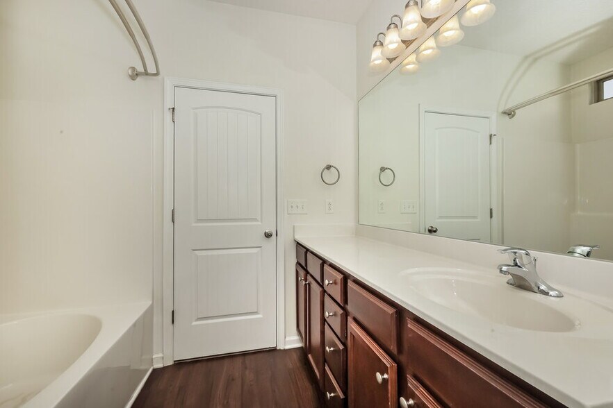 Building Photo - 3342 Cotswold Ln