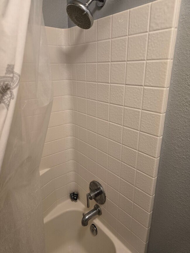 Building Photo - Three bedroom, three bathroom townhouse wi...