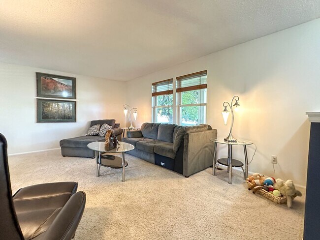 Building Photo - Updated Single-Family Home with Large Back...