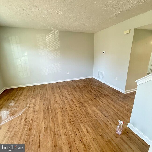 Building Photo - 2423 W Rosecroft Village Cir