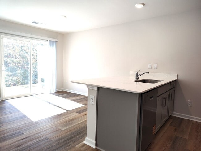 Building Photo - Gorgeous , New Townhome  located in Mallar...