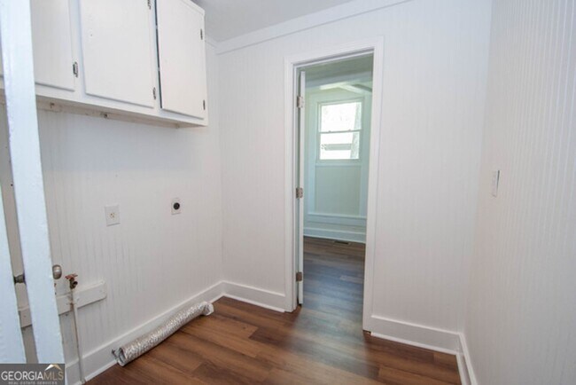 Building Photo - Will not last! Walk to the square in Newna...