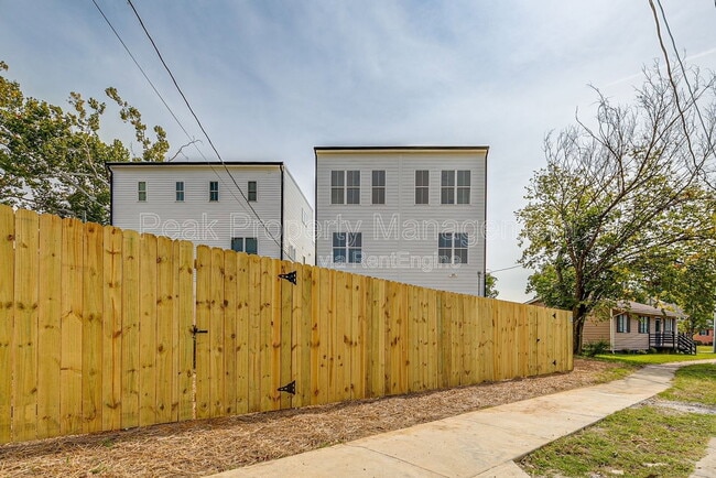 Building Photo - 3204 Delaware Ave