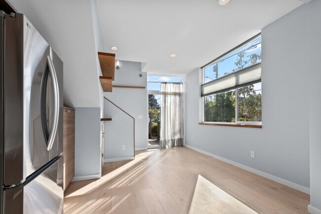 Building Photo - 2Bd/1.75Ba Seattle Townhouse