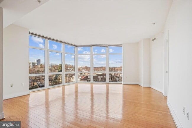 Building Photo - 8220 Crestwood Heights Dr