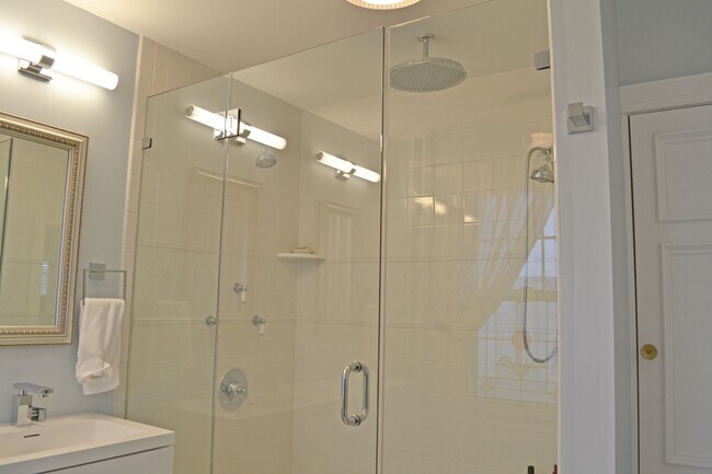 Building Photo - 16 S Somerset Ave