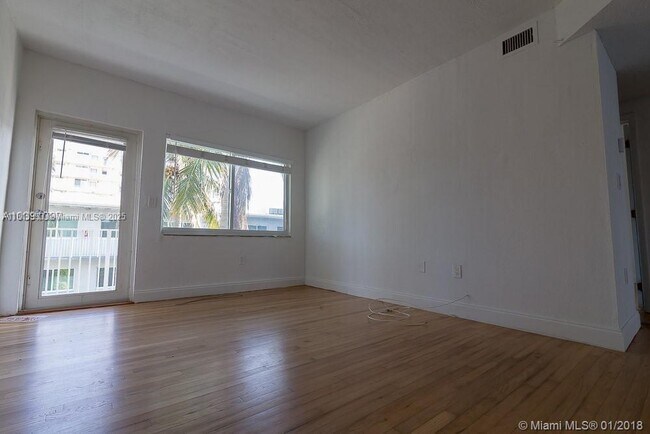 Building Photo - 7207 Bay Dr
